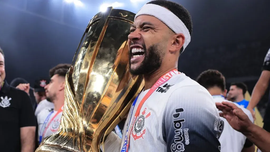 Memphis Depay comemorando. Foto: Ettore Chiereguini/AGIF