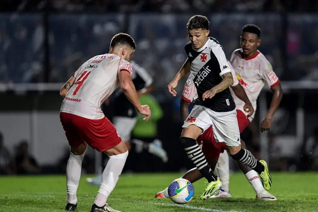 Adson em ação pelo Vasco, no Campeonato Brasileiro do ano passado. Foto: Thiago Ribeiro/AGIF