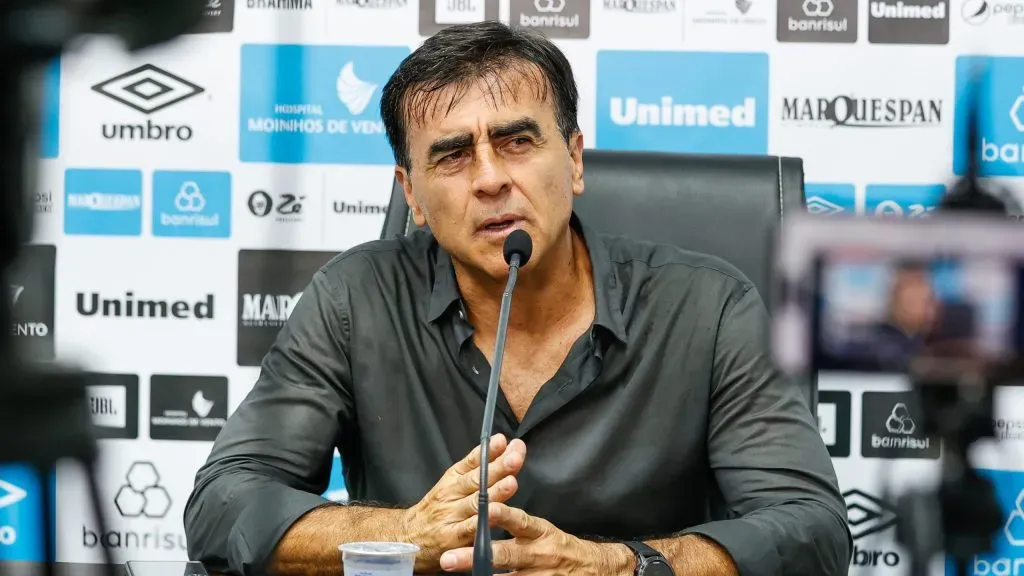 Gustavo Quinteros durante entrevista coletiva no Grêmio – Foto: Luiz Erbes/AGIF