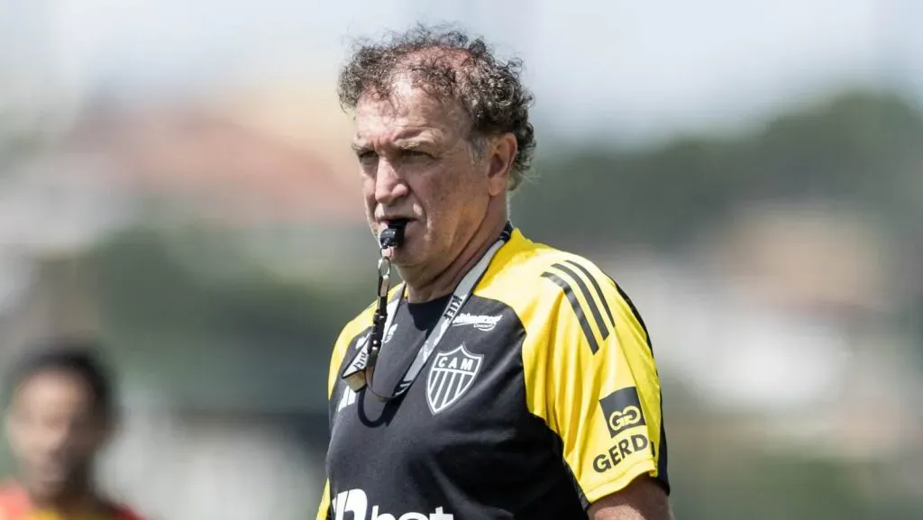 Cuca durante treino na Cidade do Galo