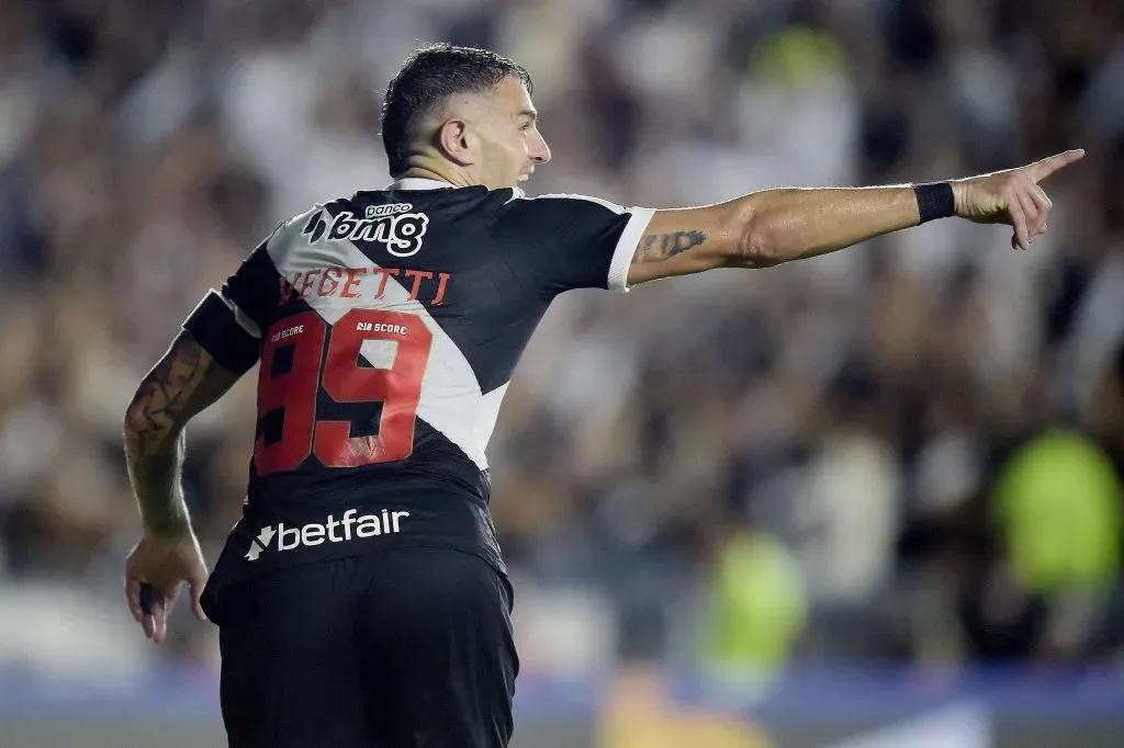 Vegetti jogador do Vasco comemora seu gol durante partida contra o Santos – Foto: Alexandre Loureiro/AGIF