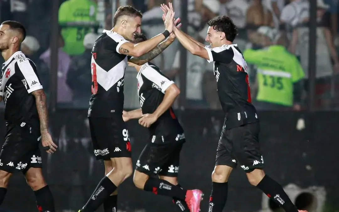 Pablo Vegetti , comemora seu gol com os companheiros de equipe em partida válida pela estreia no Brasileirão. Foto: Matheus Lima/VascoDaGama