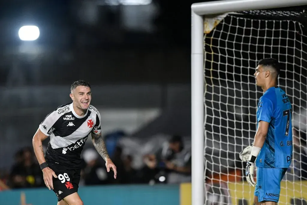 Vegetti deu assistência e marcou em virada do Vasco sobre o Santos. Foto: Thiago Ribeiro/AGIF