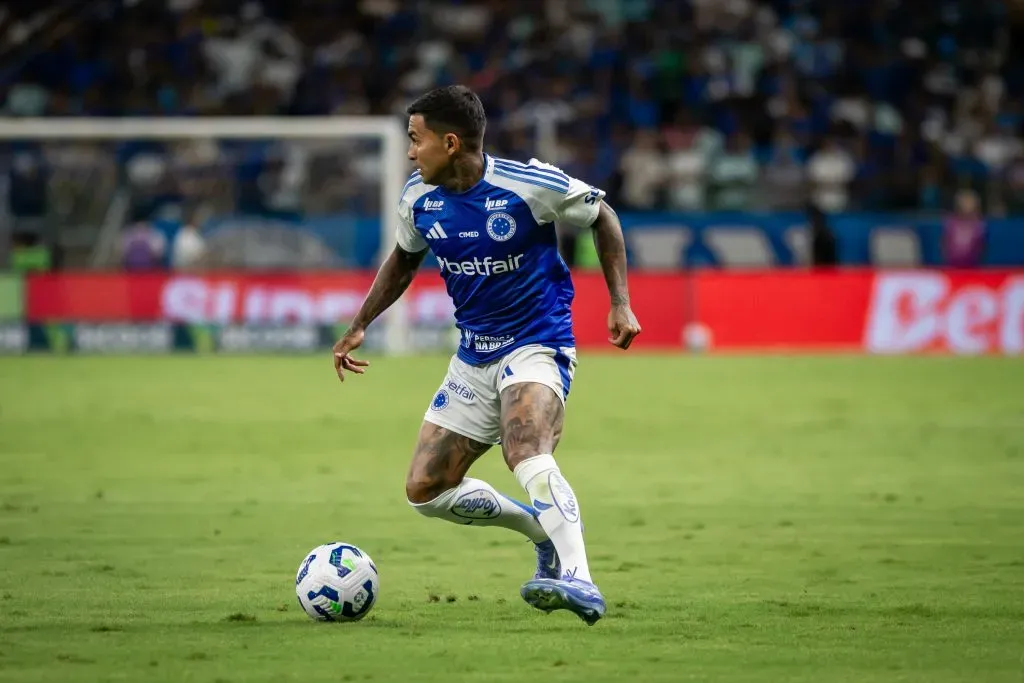 Dudu jogador do Cruzeiro durante partida contra o Mirassol – Foto: Fernando Moreno/AGIF
