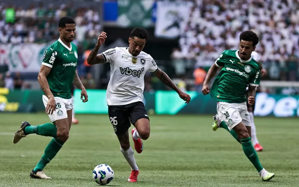 Gregore jogador do Botafogo durante partida contra o Palmeiras – Foto: Fabio Giannelli/AGIF