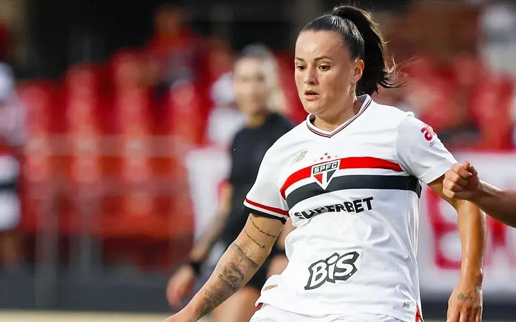 Camilinha é uma das jogadoras mais queridas pela torcida, mas as constantes falhas estão irritando os são-paulinos e custando caro para a equipe. Foto: Rubens Chiri e Paulo Pinto / São Paulo FC