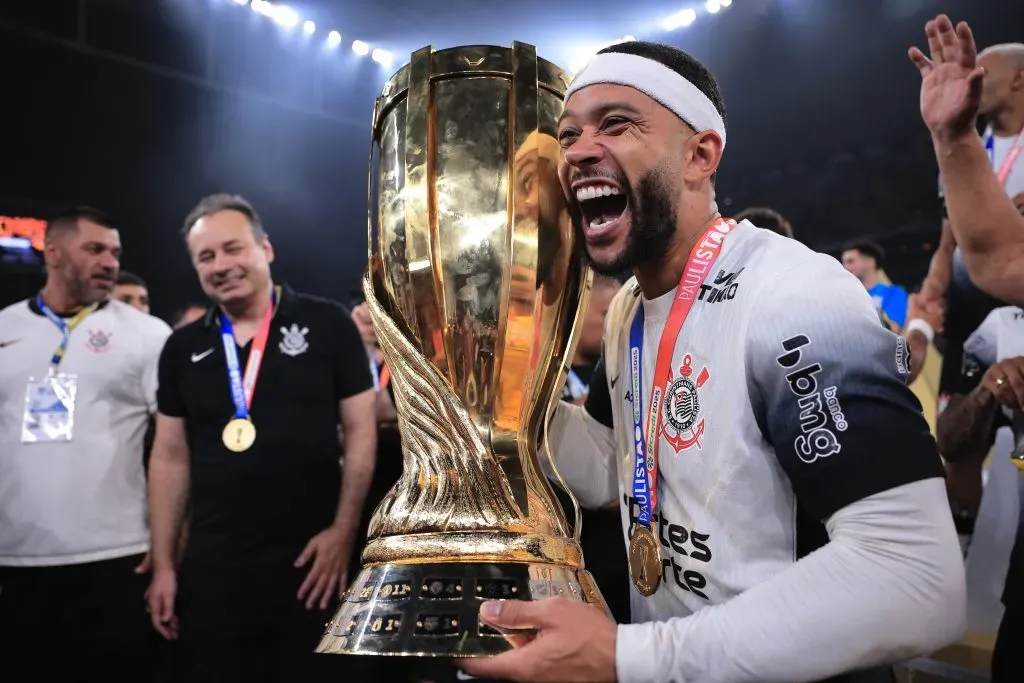 Memphis Depay jogador do Corinthians levanta a taça do Campeonato Paulista 2025 – Foto: Ettore Chiereguini/AGIF