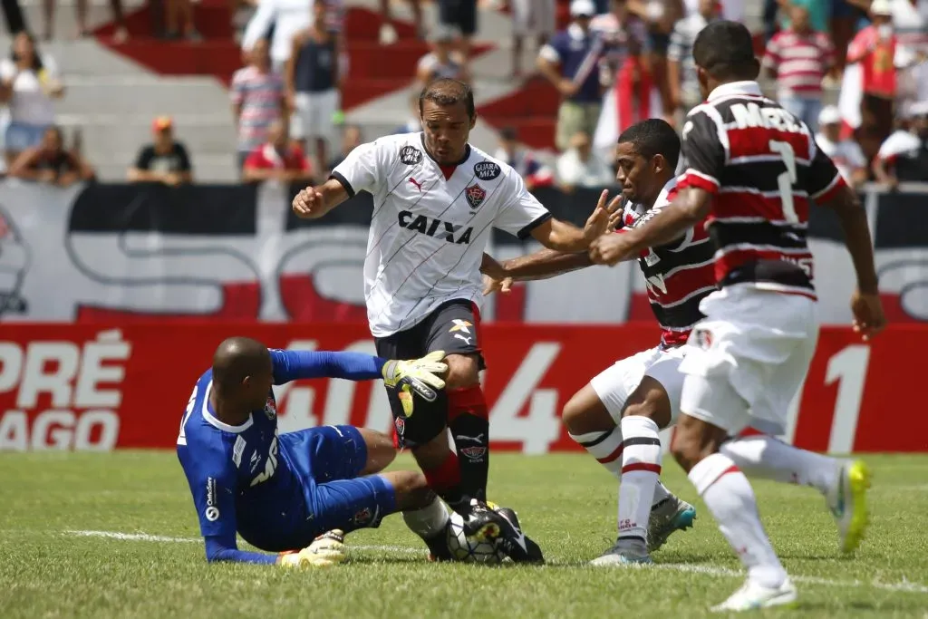 Leandro Domingues em ação pelo Vitória em confronto diante do Santa Cruz em 2016 – Foto: Clelio Tomaz/AGIF