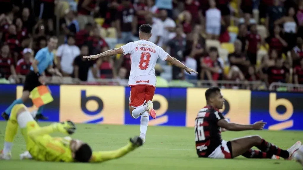 Bruno Henrique, jogador do Internacional, comemora seu gol durante partida contra o Flamengo, pelo Campeonato Brasileiro. Foto: Alexandre Loureiro/AGIF.
