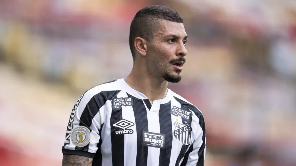 Alison pode mudar de ares em 2025 - Foto: Jorge Rodrigues/AGIF.