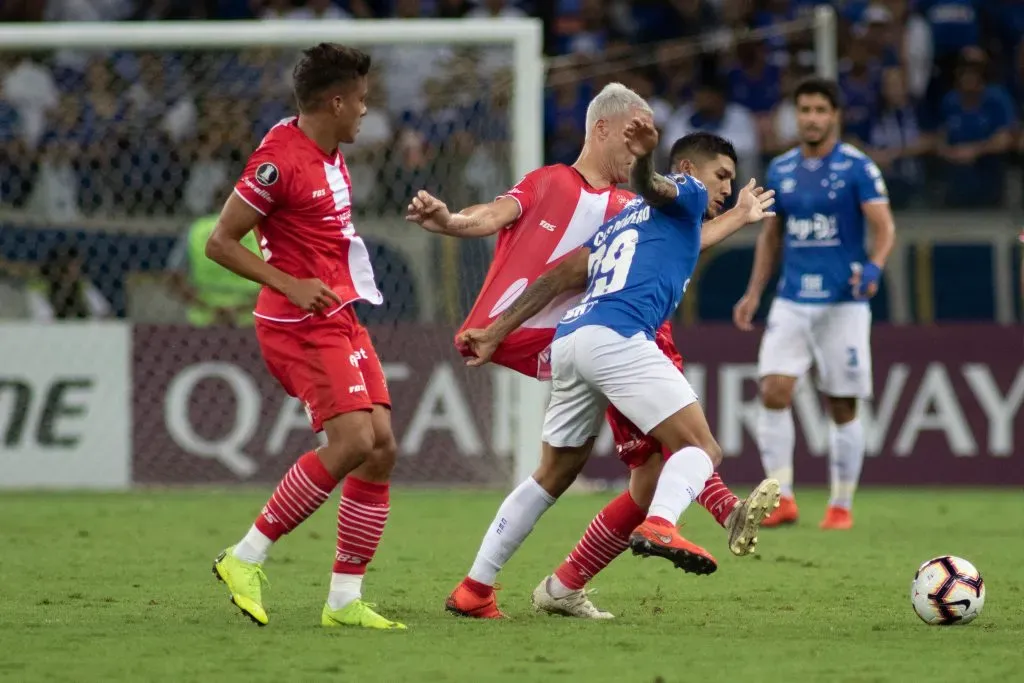 Lucas romero jogador do Cruzeiro disputa lance com jogador do Huracan – Foto: Marcelo Alvarenga/AGIF