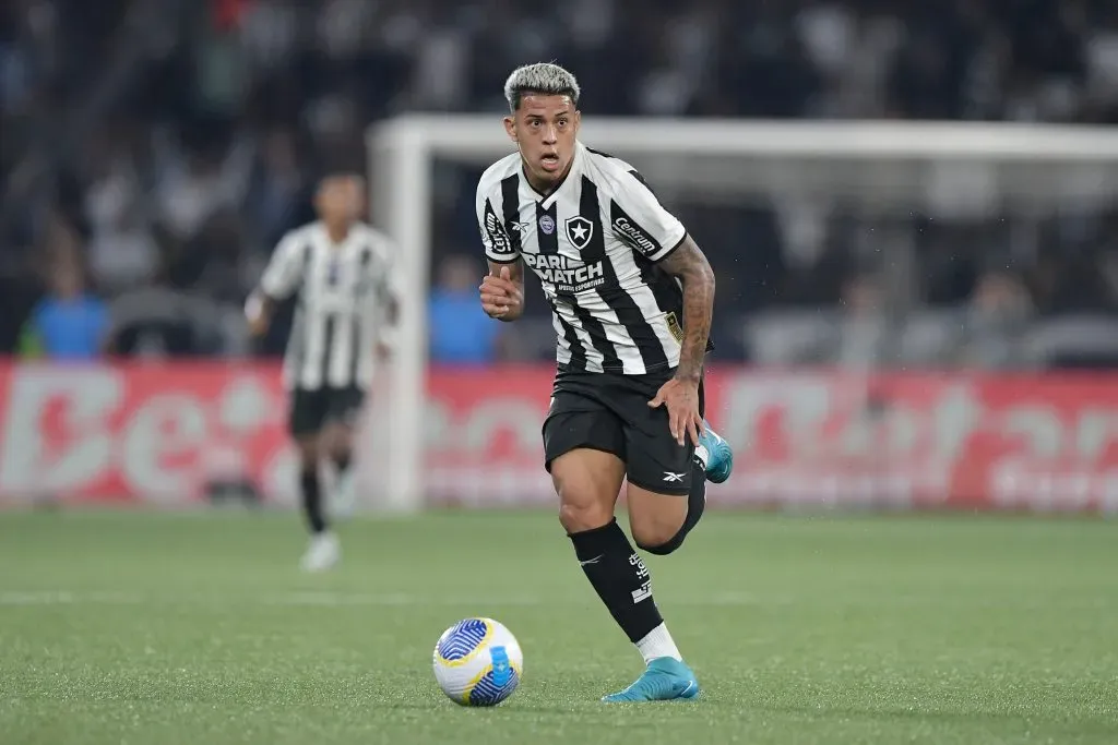 Matheus Martins, jogador do Botafogo causa indignação na torcida após falhas na estreia da Libertadores. Foto: Thiago Ribeiro/AGIF