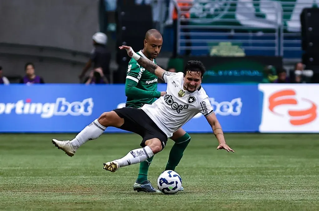 Artur com a camisa do Botafogo. Foto: Fabio Giannelli/AGIF