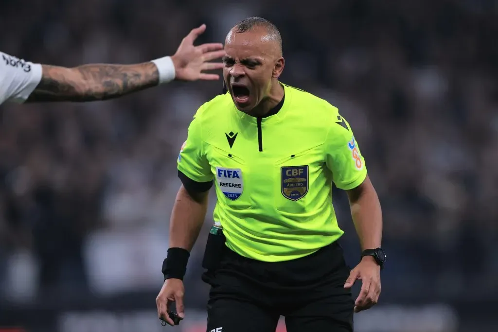 SP – SAO PAULO – 18/09/2023 – BRASILEIRO A 2023, CORINTHIANS X GREMIO – O arbitro Wilton Pereira Sampaio durante partida entre Corinthians e Gremio no estadio Arena Corinthians pelo campeonato Brasileiro A 2023. Foto: Ettore Chiereguini/AGIF