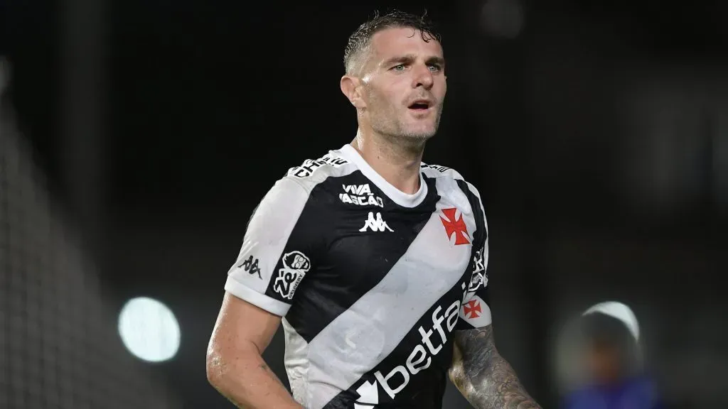 Vegetti jogador do Vasco durante partida contra o Santos no estádio São Januário pelo campeonato Brasileiro A 2025. Foto: Thiago Ribeiro/AGIF