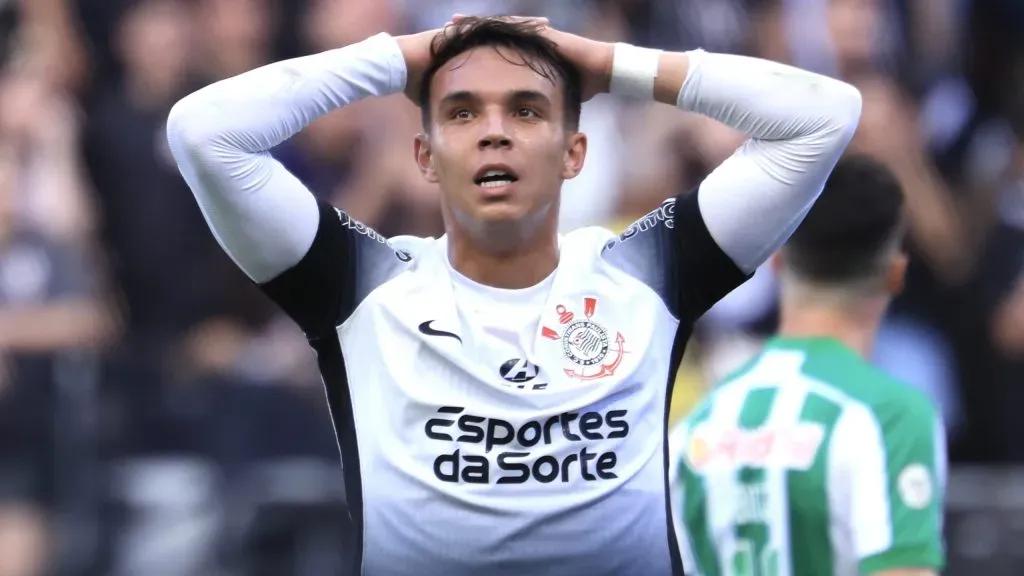 Giovane jogador do Corinthians lamenta durante partida contra o Juventude no estádio Arena Corinthians pelo campeonato Brasileiro A 2024. Foto: Marcello Zambrana/AGIF