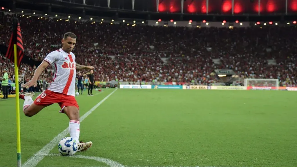 Alan Patrick jogador do Internacional durante partida contra o Flamengo no estádio Maracanã pelo campeonato Brasileiro A 2025. Foto: Thiago Ribeiro/AGIF