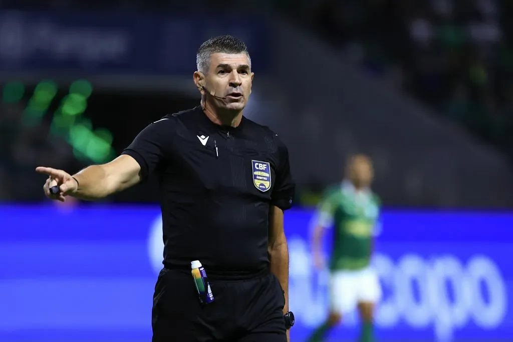 SP – SAO PAULO – 08/11/2024 – BRASILEIRO A 2024, PALMEIRAS X GREMIO – O arbitro Marcelo de Lima Henrique durante partida entre Palmeiras e Gremio no estadio Arena Allianz Parque pelo campeonato Brasileiro A 2024. Foto: Marcello Zambrana/AGIF