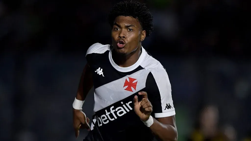 GB jogador do Vasco comemora seu gol durante partida contra o Bragantino no estádio São Januário pelo campeonato Brasileiro A 2024. Foto: Thiago Ribeiro/AGIF