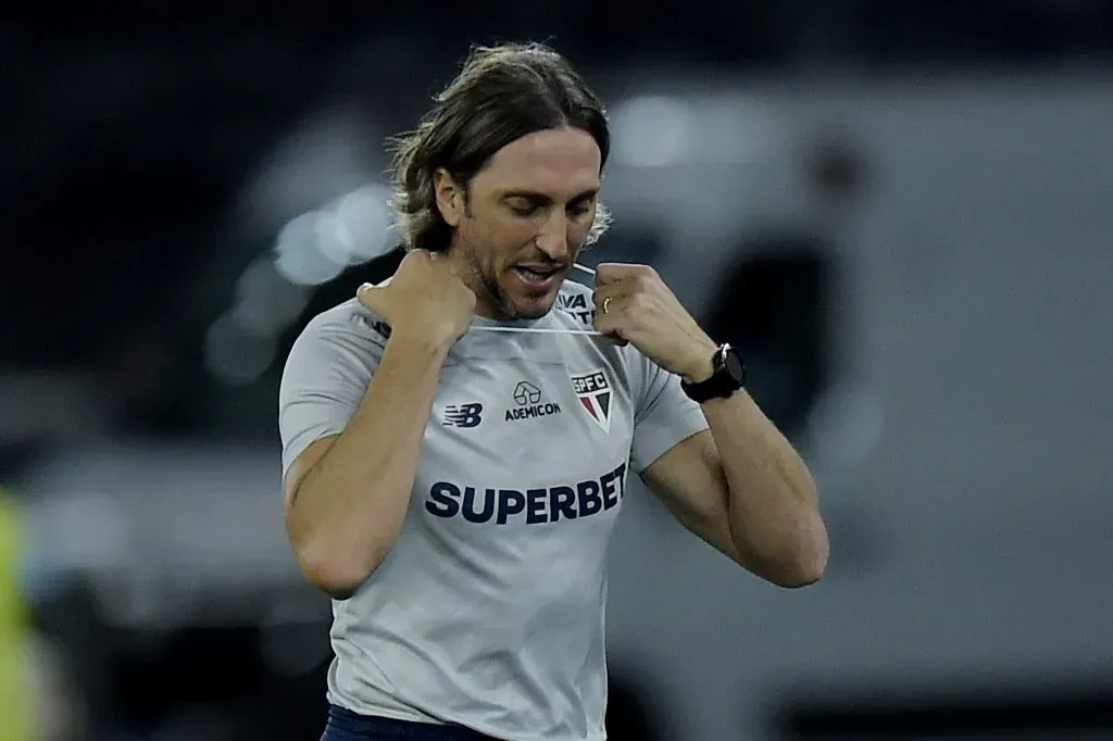 Luis Zubeldia técnico do São Paulo durante partida contra o Botafogo no estádio Engenhão pelo campeonato Copa Libertadores 2024. Foto: Alexandre Loureiro/AGIF
