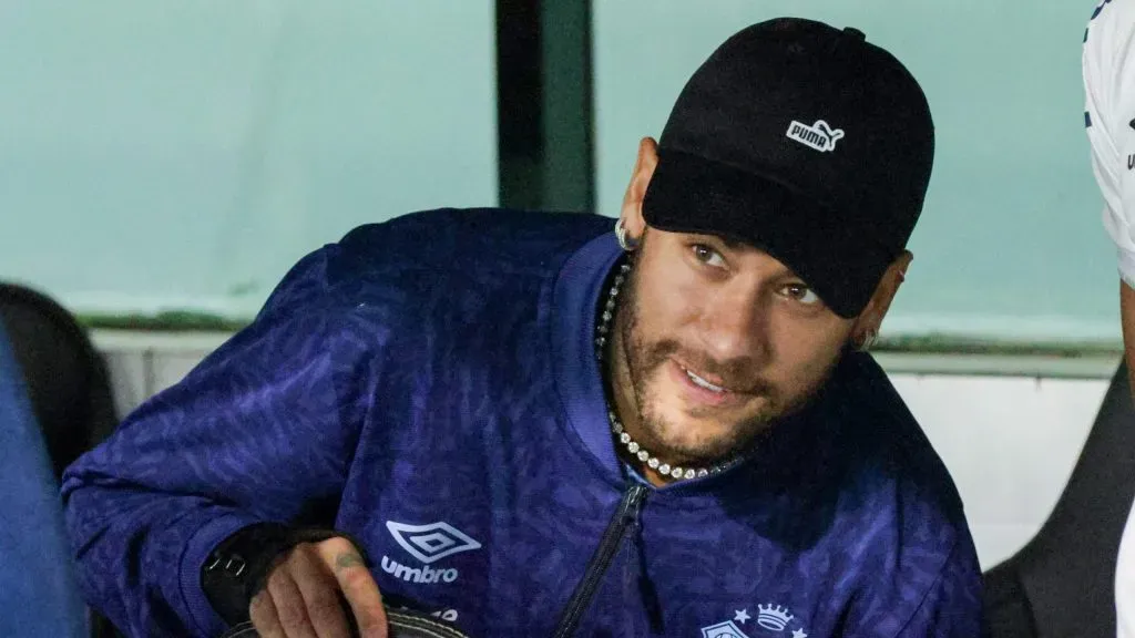 Neymar jogador do Santos durante entrada em campo partida amistosa contra o Coritiba no estádio Couto Pereira. Jogador não foi relacionado para a partida, mas viajou com a delegação para Curitiba. Foto: Robson Mafra/AGIF