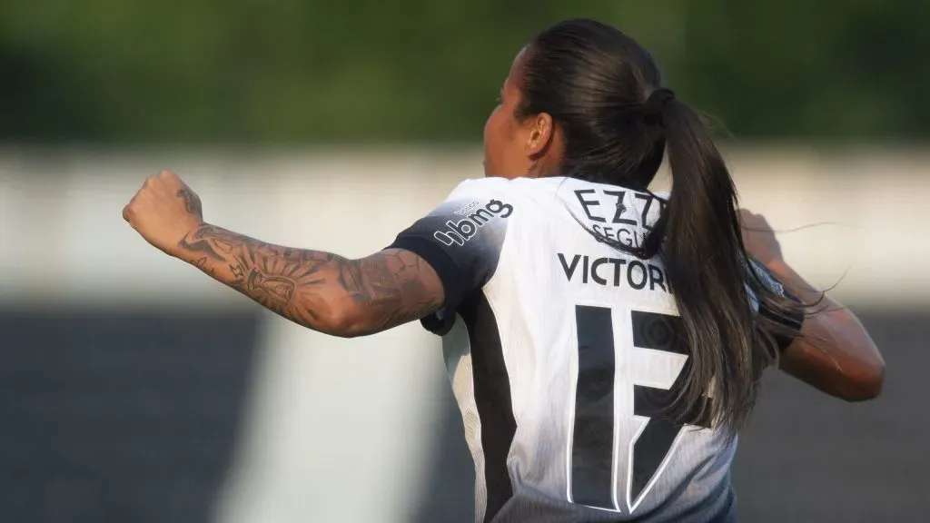 Vic Albuquerque jogadora do Corinthians comemora seu gol durante partida contra o Juventude no estádio Alfredo Schürig pelo campeonato Brasileiro A 2025. Foto: Anderson Romão/AGIF