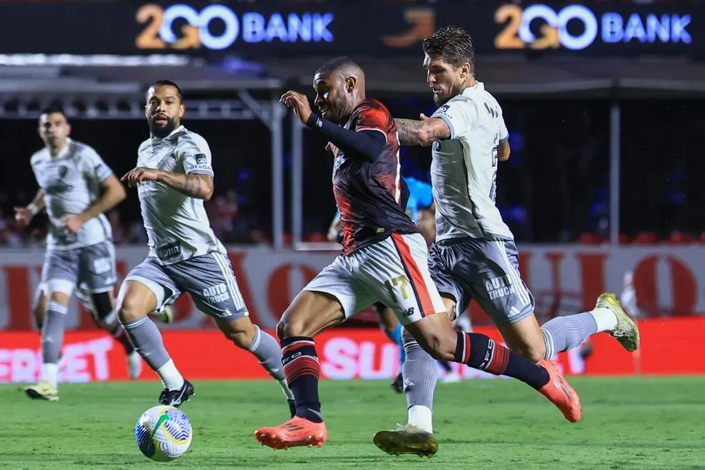 Andre Silva jogador do São Paulo disputa lance com Lyanco jogador do Atletico-MG – Foto: Marcello Zambrana/AGIF