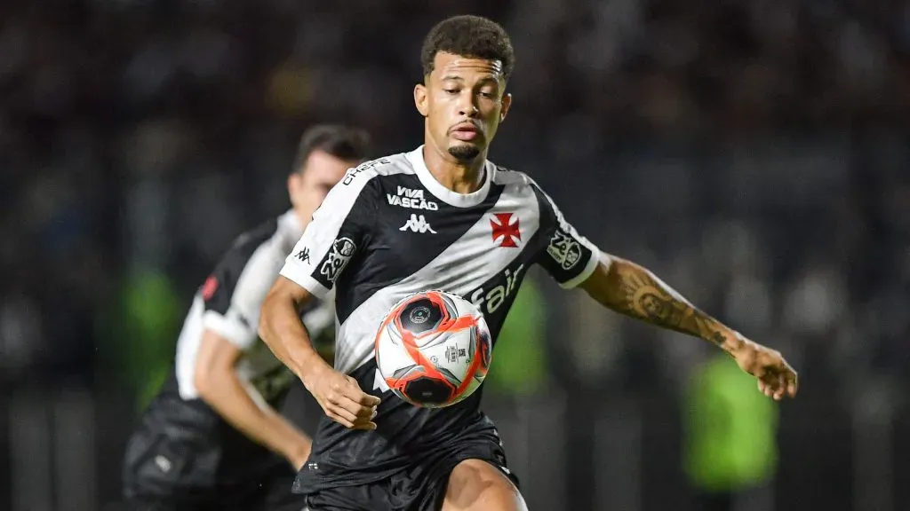 João Victor jogador do Vasco durante partida contra o Botafogo no estádio São Januário pelo campeonato Carioca 2025. Foto: Thiago Ribeiro/AGIF