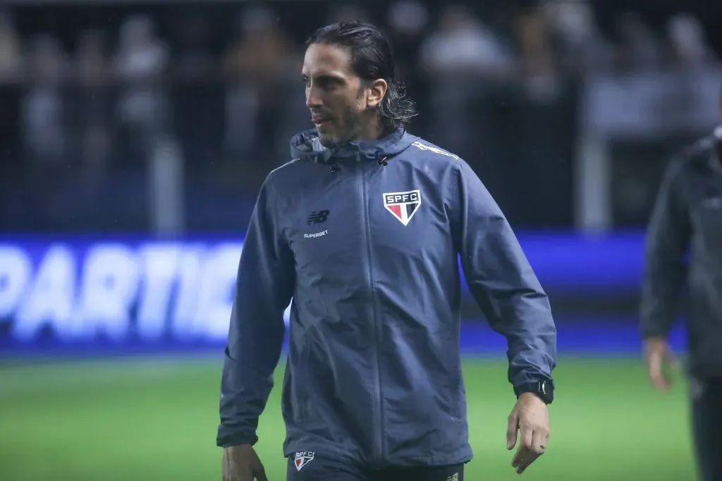 SP – SANTOS – 01/02/2025 – PAULISTA 2025, SANTOS X SAO PAULO – Zubeldia tecnico do Sao Paulo durante partida contra o Santos no estadio Vila Belmiro pelo campeonato Paulista 2025. Foto: Reinaldo Campos/AGIF