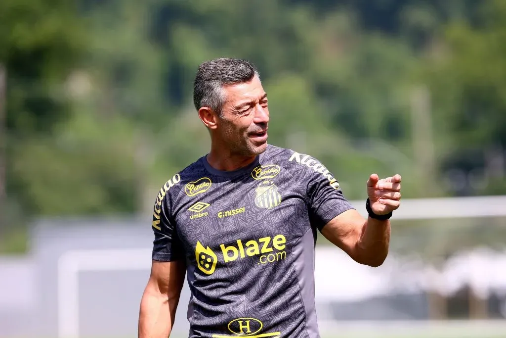 SP – SAO PAULO – 01/04/2025 – TREINO DO SANTOS FC – Treino do Santos FC nesta manha no CT Rei Pele em Santos, na foto o tecnico Pedro Caixinha Foto: Mauricio De Souza/AGIF