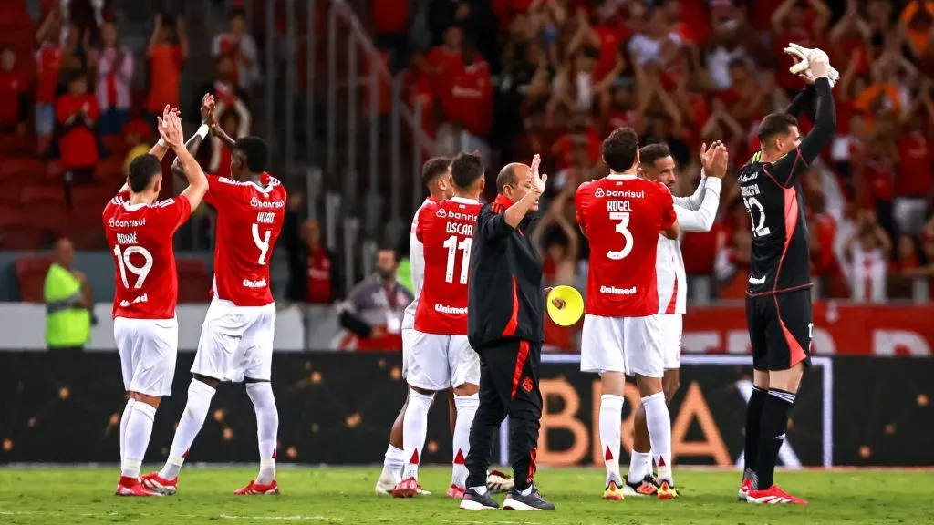 Jogadores do Internacional comemoram vitória ao final da partida contra o Cruzeiro no estádio Beira-Rio pelo campeonato Brasileiro A 2025. Foto: Maxi Franzoi/AGIF