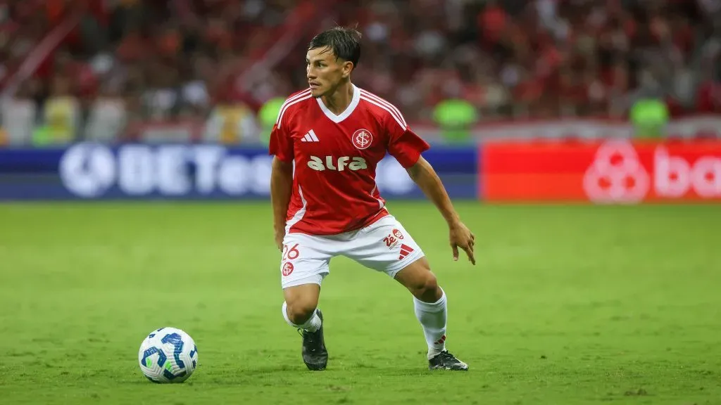 Bernabei em ação com a camisa do Internacional diante do Cruzeiro. Foto: Ricardo Duarte/Internacional.