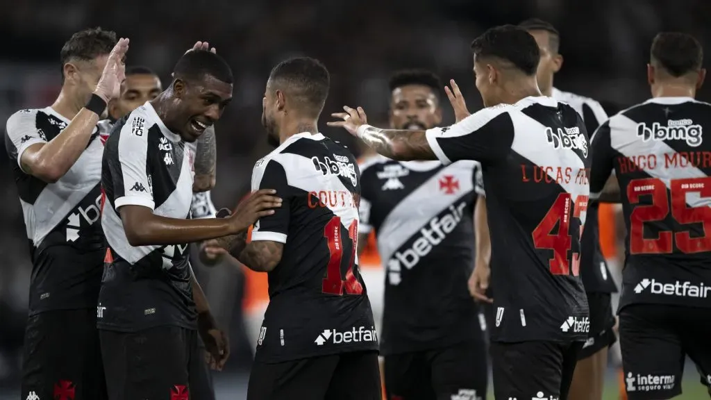Coutinho, do Vasco, comemora seu gol com os companheiros de time durante partida contra o Nova Iguaçu, pela Copa do Brasil. Foto: Jorge Rodrigues/AGIF.