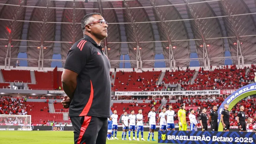 Roger Machado técnico do Internacional durante partida contra o Cruzeiro no estádio Beira-Rio pelo campeonato Brasileiro A 2025. Foto: Maxi Franzoi/AGIF