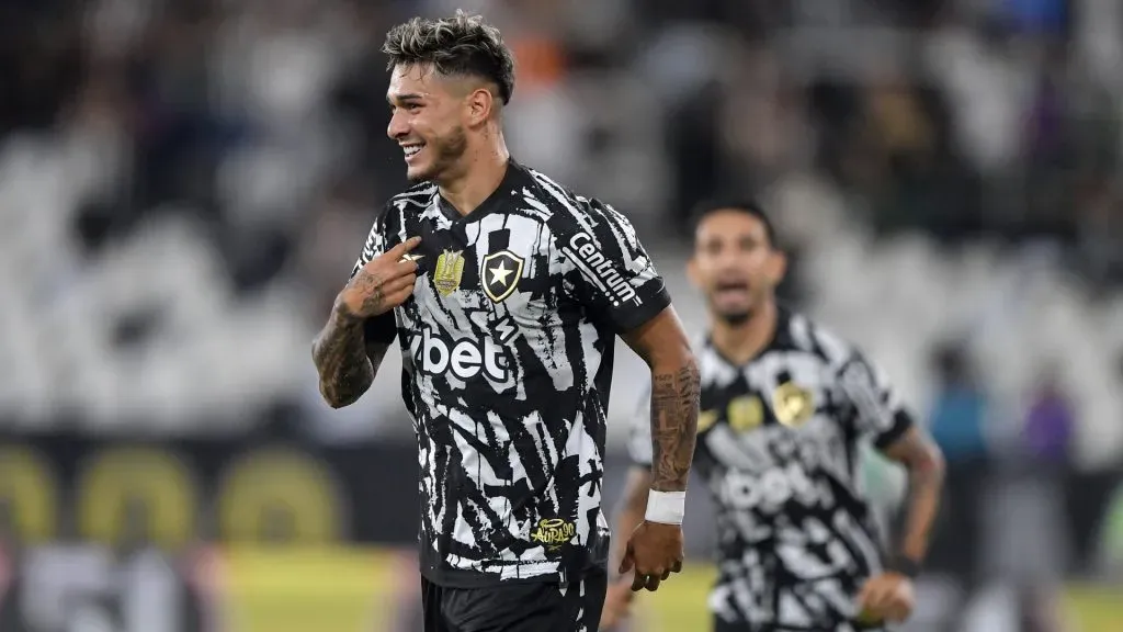 Mateo Ponte comemorando após balançar a rede pelo Botafogo – Foto: Thiago Ribeiro/AGIF