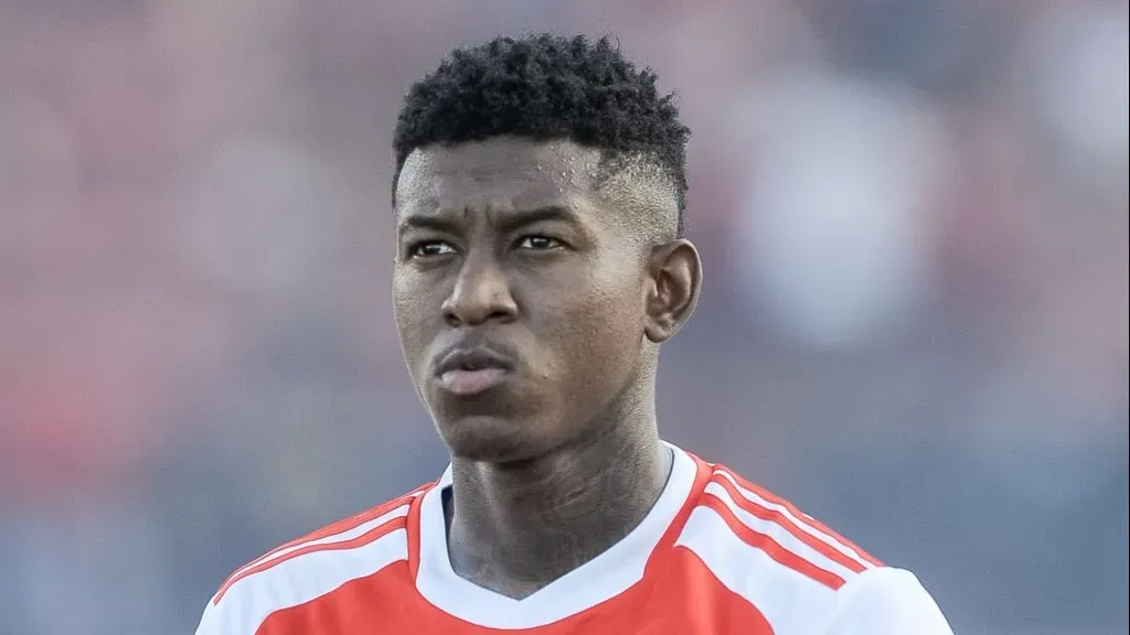 Vitão, zagueiro do Internacional