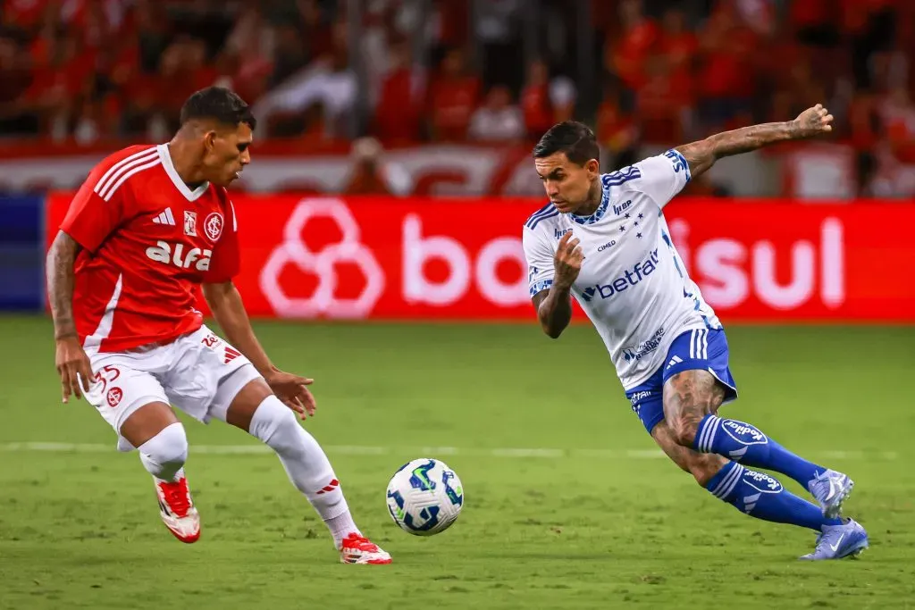 Dudu jogador do Cruzeiro durante partida contra o Internacional – Foto: Maxi Franzoi/AGIF