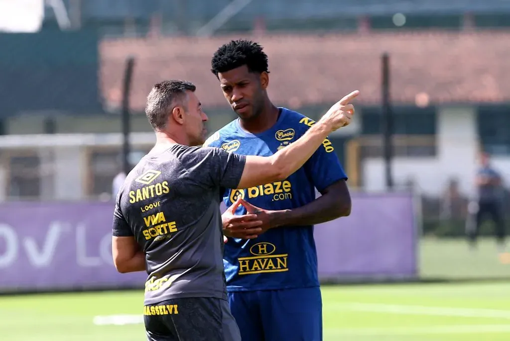 SP – SANTOS – 09/04/2025 – SANTOS, TREINO – Treino do Santos FC nesta manha no CT Rei Pele na baixada santista, na foto o tecnico Pedro Caixinha conversa com o zagueiro Gil. Foto: Mauricio De Souza/AGIF