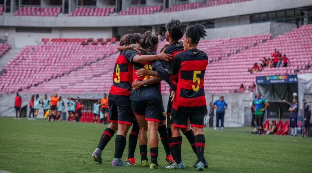 Jogadoras do Sport comemoram gol em campeonato