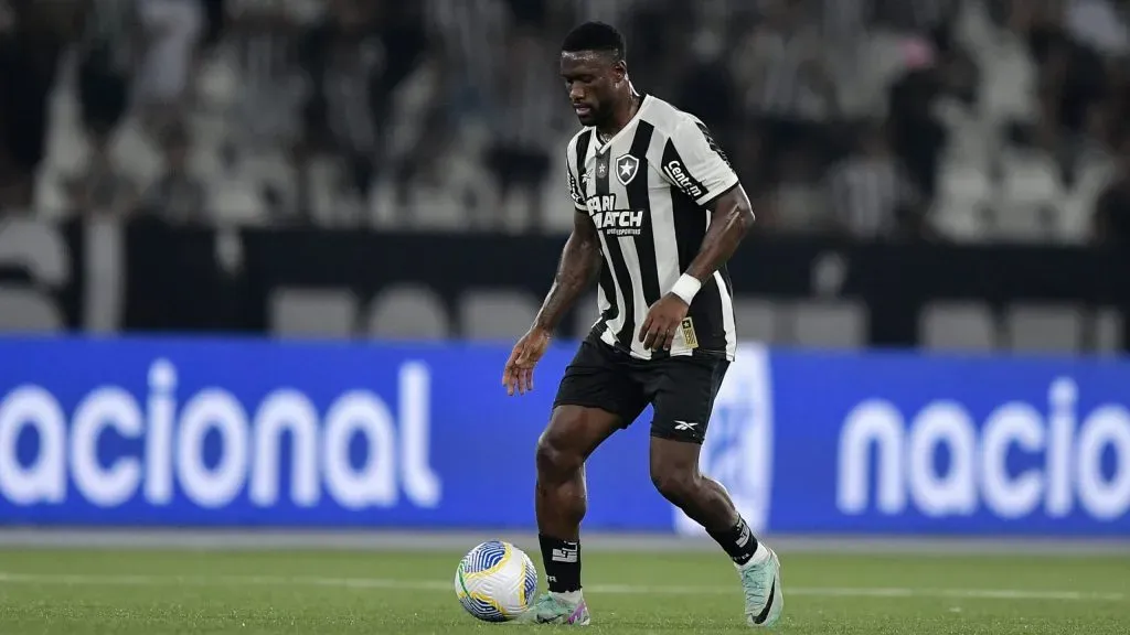 Zagueiro Bastos está lesionado. Foto: Thiago Ribeiro/AGIF