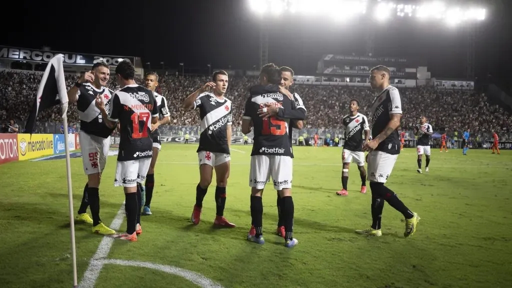 Vegetti jogador do Vasco comemora seu gol com jogadores do seu time durante partida contra o Puerto Cabello no estádio São Januário pelo campeonato Copa Sul-americana 2025. Foto: Jorge Rodrigues/AGIF