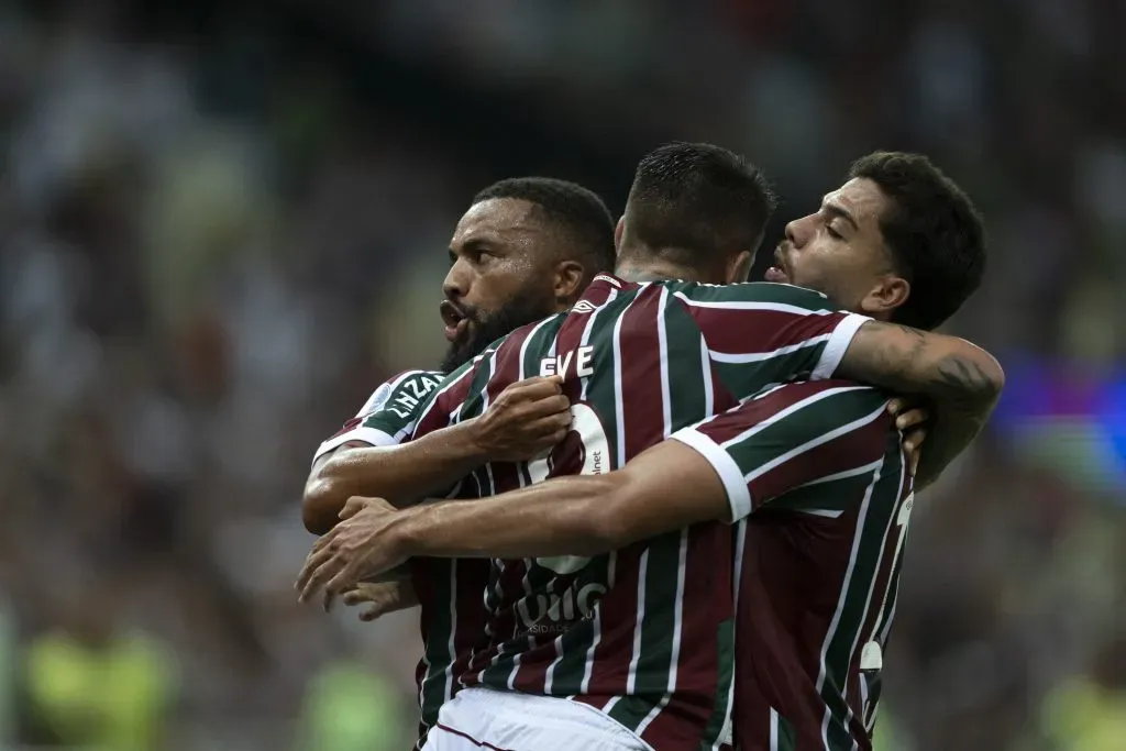 RJ – RIO DE JANEIRO – 10/04/2025 – COPA SUL-AMERICANA 2025, FLUMINENSE X SAN JOSE – Everaldo jogador do Fluminense comemora seu gol com Nonato jogador da sua equipe durante partida contra o San Jose no estadio Maracana pelo campeonato Copa Sul-americana 2025. Foto: Jorge Rodrigues/AGIF
