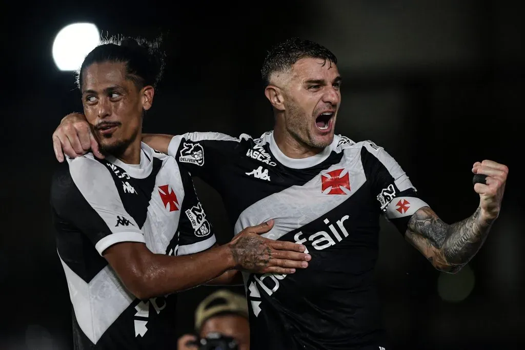 Vegetti jogador do Vasco comemora seu gol com Mauricio Lemos jogador da sua equipe durante partida contra o Santos no estadio Sao Januario pelo campeonato Brasileiro A 2025. Foto: Thiago Ribeiro/AGIF