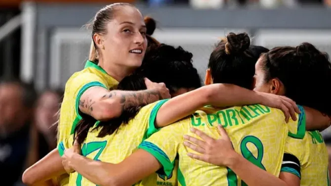 Seleção Feminina comemorando gol contra os EUA
