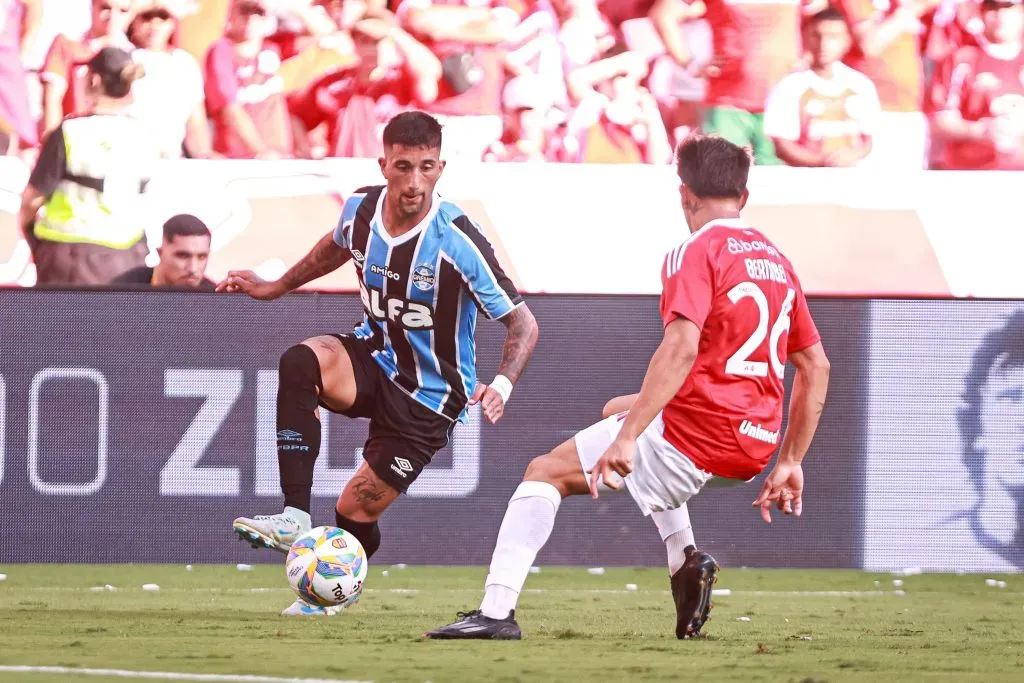 Cristian Olivera jogador do Grêmio durante partida contra o Internacional – Foto: Maxi Franzoi/AGIF