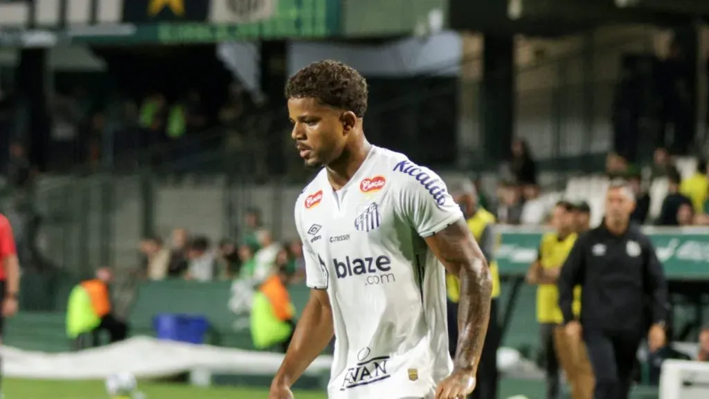 Foto: Robson Mafra/AGIF – Kevyson tem contrato até 2027 com o Peixe, mas não empolga Caixinha