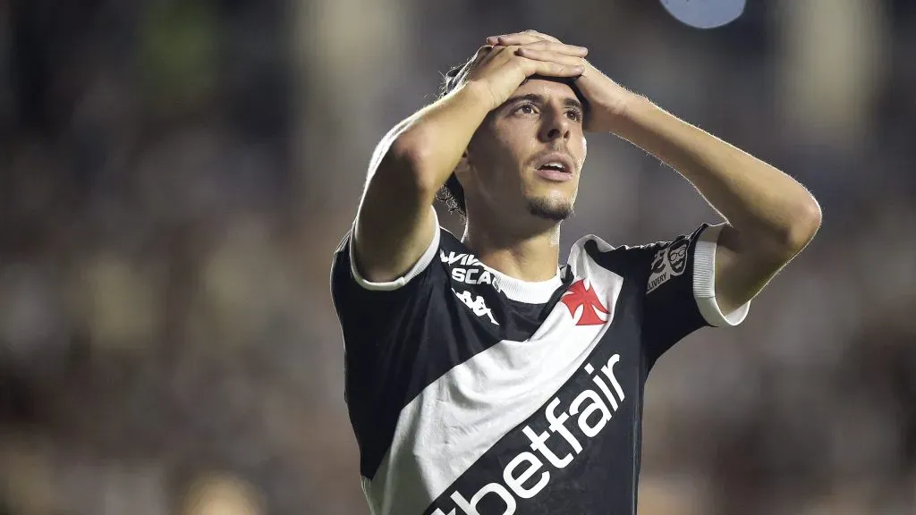 Nuno Moreira, jogador do Vasco, lamenta durante partida contra o Santos, pelo Campeonato Brasileiro. Foto: Alexandre Loureiro/AGIF.