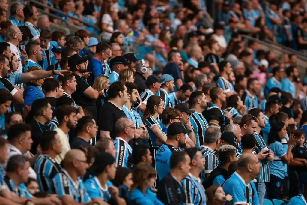 Os mais de 23 mil gremistas vaiaram o time e protestaram contra o técnico Quinteros na derrota para o Flamengo. Foto: Maxi Franzoi/AGIF