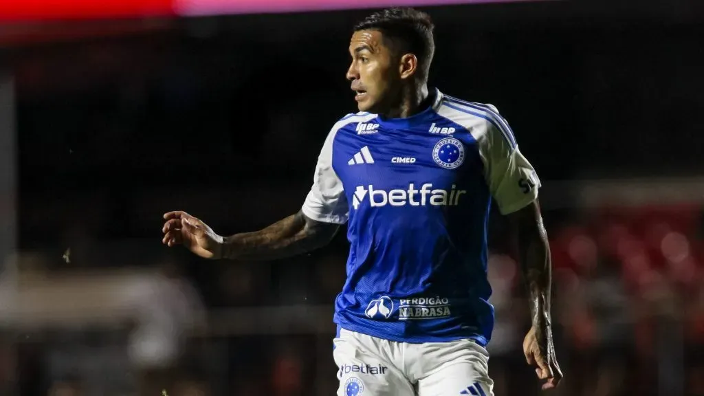 Dudu durante partida. Foto: Marco Miatelo/AGIF