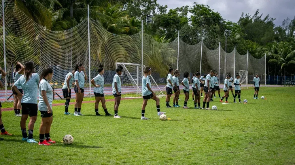Time do Ceará feminino em treinamento